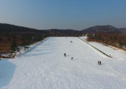 雪山彩虹谷森林滑雪场