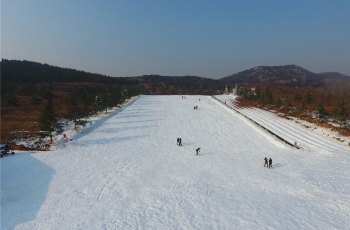 雪山彩虹谷森林滑雪场